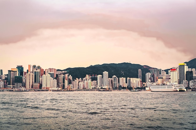 Photo cruise ship and victoria harbor in hong kong. view from kowloon on hk island.