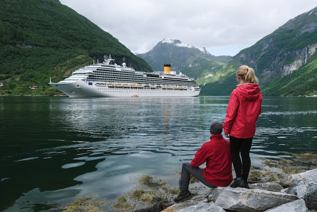 Foto nave da crociera nelle acque di geirangerfjord, norvegia