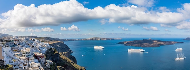 사진 그리스 산토리니 섬의 화산 근처 바다에서 유람선. 아름다운 관광과 여행