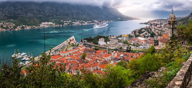 Cruise zeilen op de zee in Kotor, Montenegro