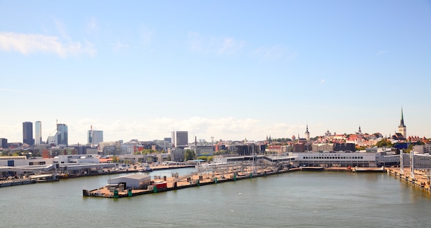 Cruisehaven en skyline van Tallin, Estland