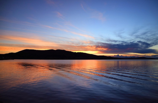 Cruisen op het Titicacameer Hoogste bevaarbare meer ter wereld bij een prachtige zonsondergang in Puno Peru