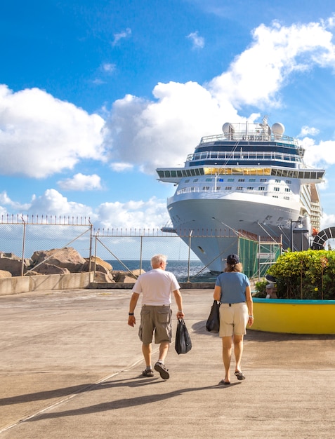 Cruisepassagiers keren terug naar cruiseschepen