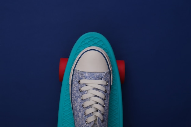 Cruiser board met sneaker op klassiek blauw. Jeugdvermaak