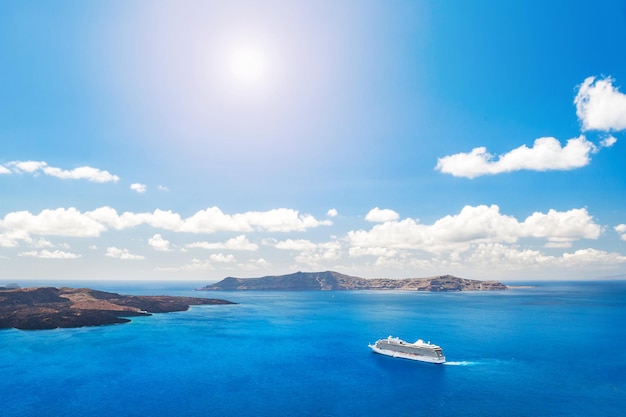 Cruiseschepen in de buurt van de Griekse eilanden. Prachtig landschap met uitzicht op zee. Santorini eiland, Griekenland