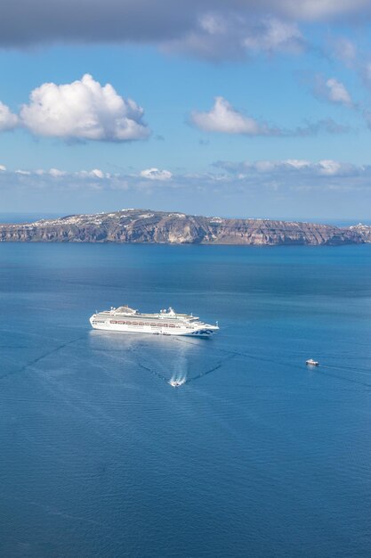 Cruiseschepen in de zee bij de vulkaan van het eiland Santorini, Griekenland. Mooi toerisme en reizen