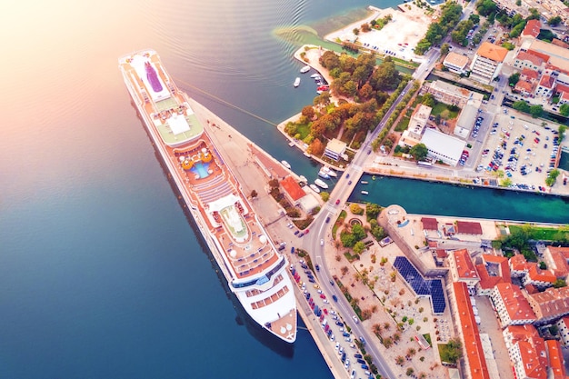 Cruiseschip bij de pier in het bovenaanzicht van de zon