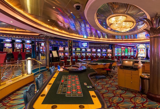 Cruiseschip casino gokken blackjack en gokautomaten wachten op toerist om geld uit te geven