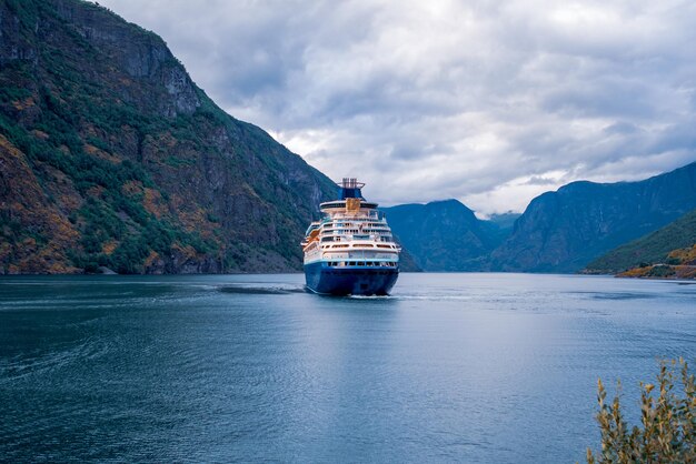 Cruiseschip, cruiseschepen op de hardanger-fjord, noorwegen