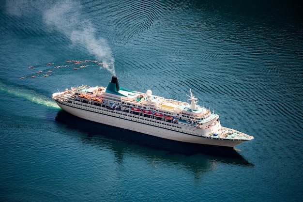 Foto cruiseschip, cruisevoeringen op geiranger-fjord, noorwegen. toerisme vakantie en reizen.