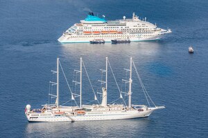 Foto cruiseschip en luxe jacht luchtfoto, santorini griekenland. rustig blauw zee- en zeevervoer