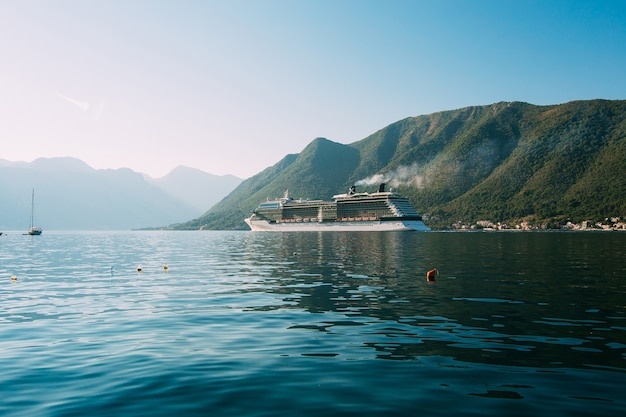 Cruiseschip in de Boka-baai van Kotor