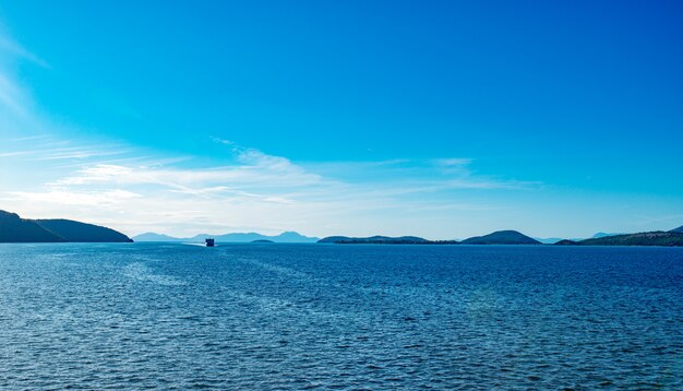 Cruiseschip in de Ionische zee in de buurt van het eiland Corfu.