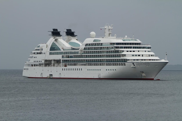 Cruiseschip in de stad puerto montt chiloe chili