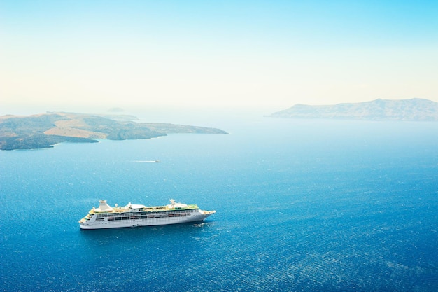 Cruiseschip in de zee in de buurt van het eiland Santorini, Griekenland. Prachtig uitzicht op zee. Beroemde reisbestemming