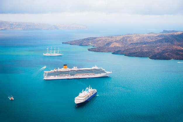 Cruiseschip op de zee in de buurt van de Griekse eilanden. Santorini-eiland, Griekenland.