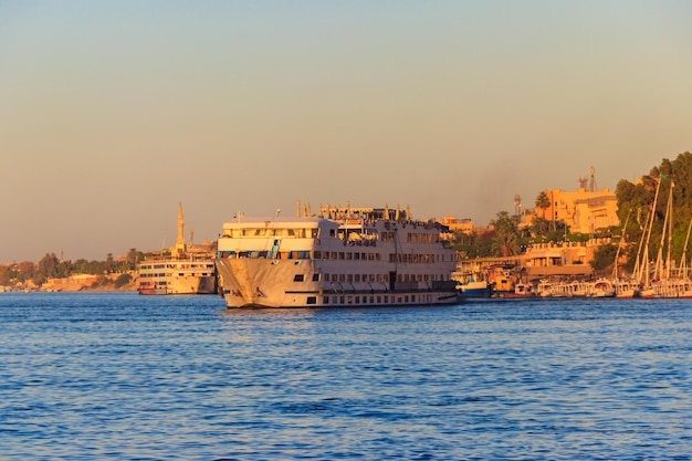 Cruiseschip zeilen op de rivier de Nijl, Egypte