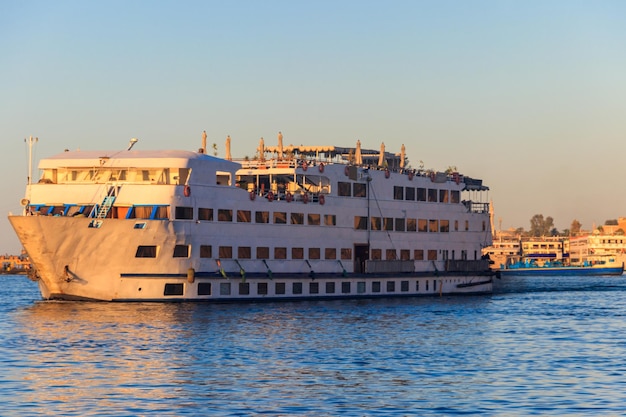 Cruiseschip zeilen op de rivier de Nijl, Egypte