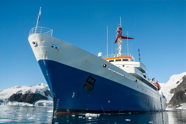 Cruiseschip zeilen voor Antarctische bergen Paradise Bay Antartica