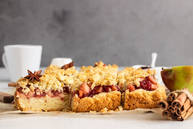 Foto crumble-cakes met appel, rode bessenjam en kruidenvulling