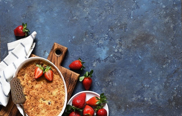 Crumble with strawberries on a benton surface