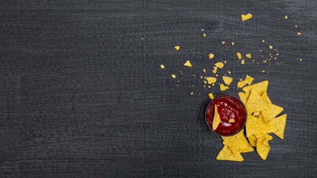Photo crumbled traditional nachos with tomato dip