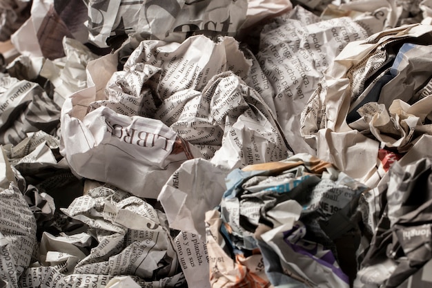 Foto vista dall'alto della disposizione della carta stropicciata