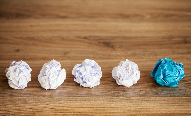 Photo crumpled paper balls on wood surface