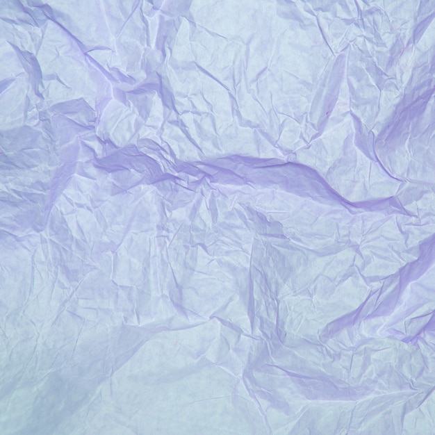 Фото Текстура мятой бумаги светло-фиолетового цвета.