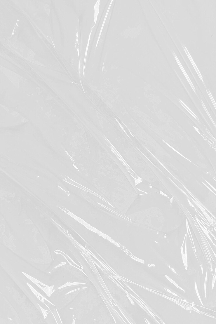 Скрученная пластиковая упряжка Пластиковая оболочка на белом фоне Текстура прозрачная растянутая пленка полиэтилен