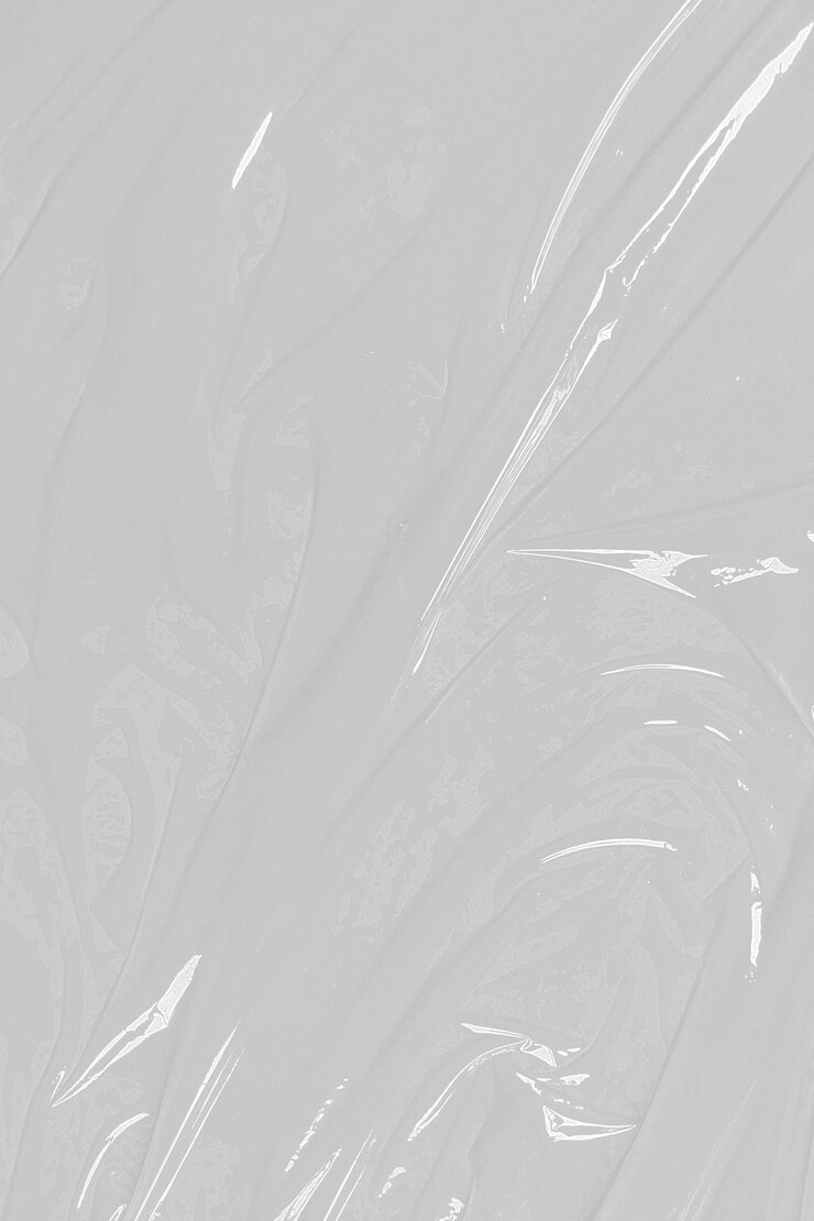 Скрученная пластиковая упряжка Пластиковая оболочка на белом фоне Текстура прозрачная растянутая пленка полиэтилен