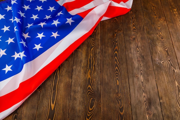 평평한 질감의 나무 표면 배경에 구겨진 미국 국기
