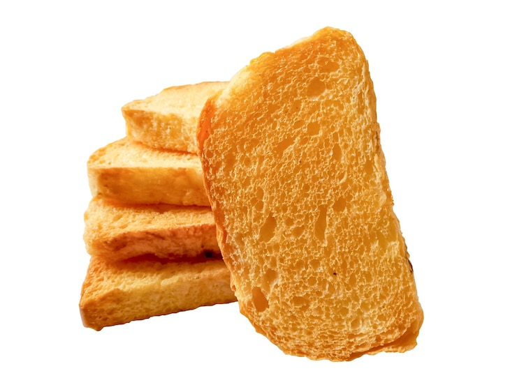 Photo crunchy rusks or toasts isolated on white background