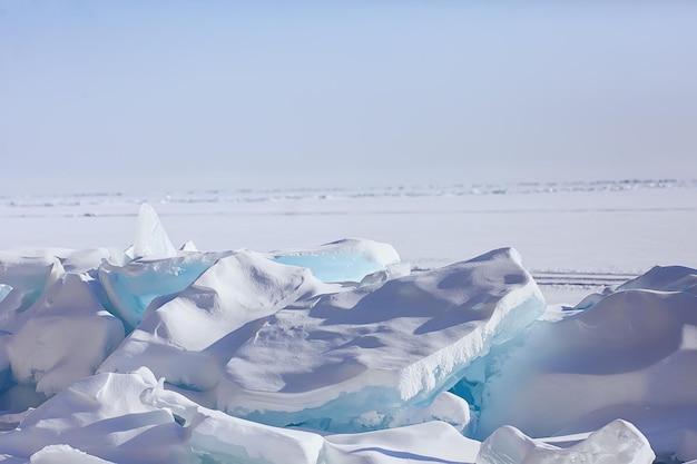 砕いた青い氷のハンモックバイカル冬の背景