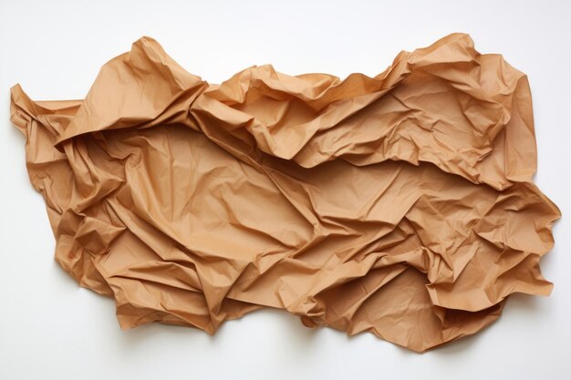 Разбитые коричневые бумаги, лежащие на белой поверхности