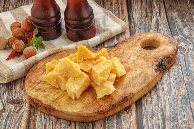 Photo crushed hard parmesan cheese pieces over board