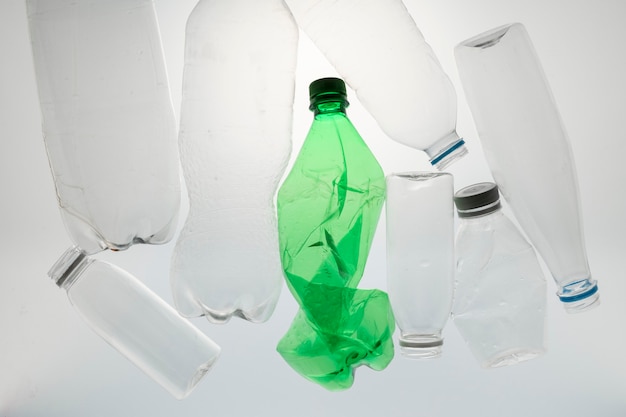 Bottiglie di plastica schiacciate per il riciclaggio