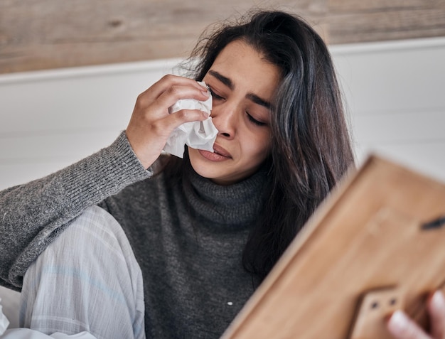 照片哭泣与组织框架和女人悲伤和沮丧损失艰难的一天抑郁心理健康年轻女性或眼泪的女孩分手后的死亡和悲伤沮丧或问题