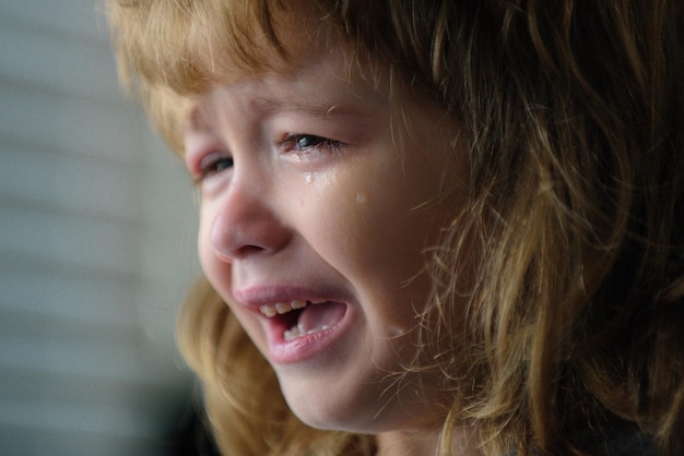 Foto ragazzino che piange bambino triste a casa