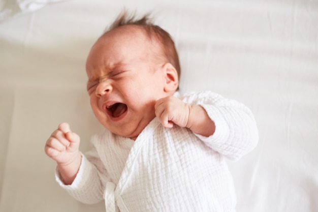 Foto pianto neonato di un mese bambino che piange