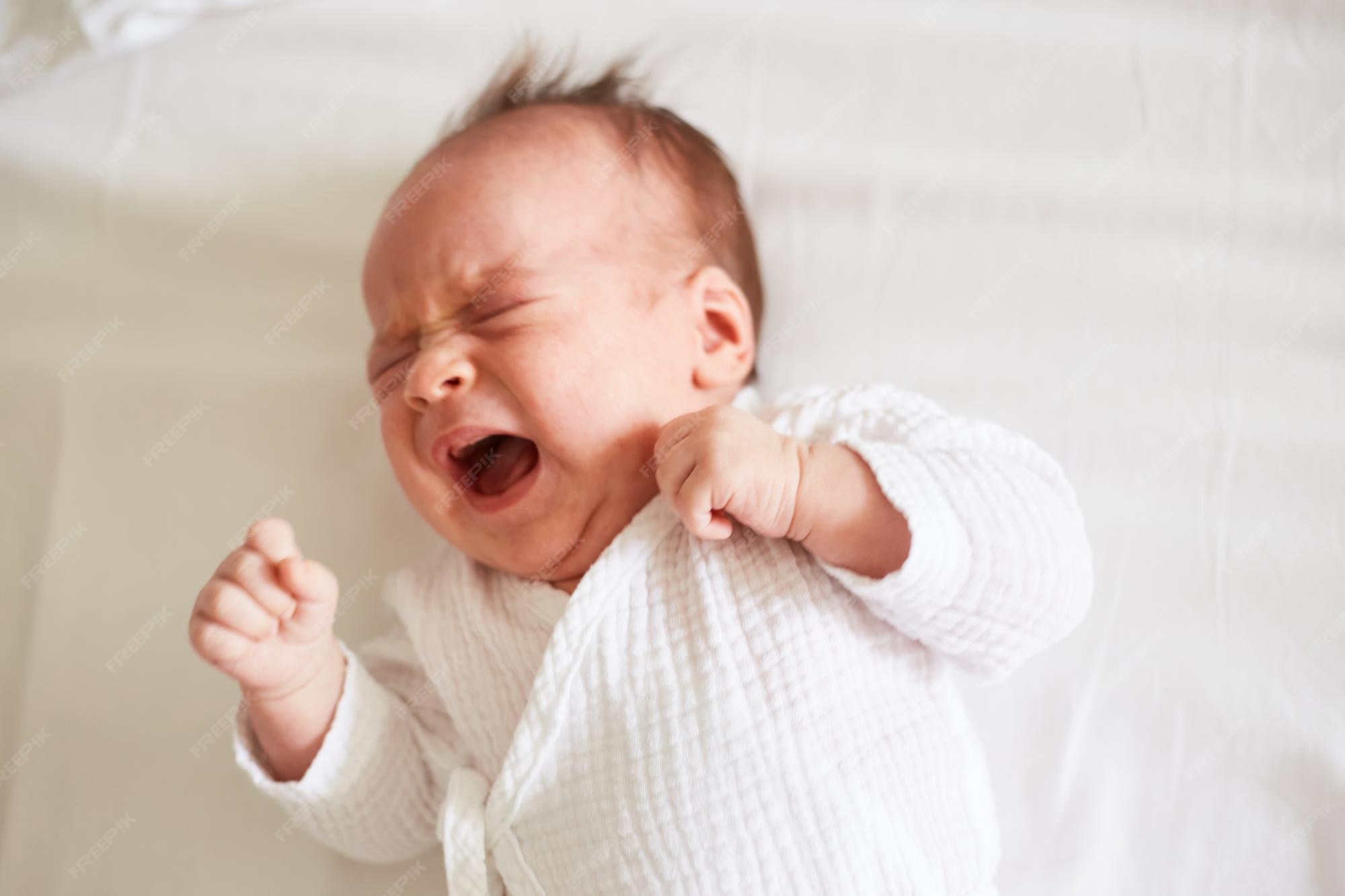 Premium photo crying newborn one month old baby boy crying baby