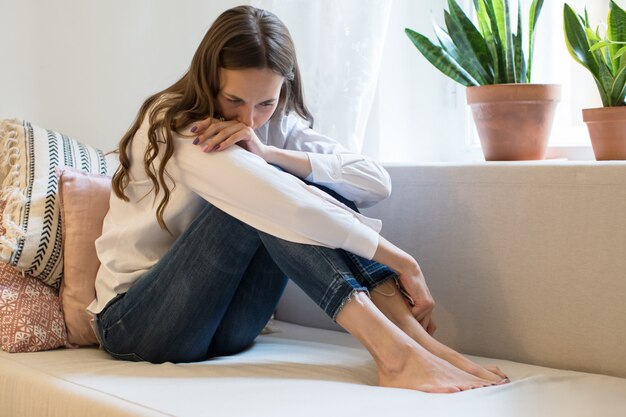 うつ病で泣いている女性。妻は愛人について知りました。神経衰弱