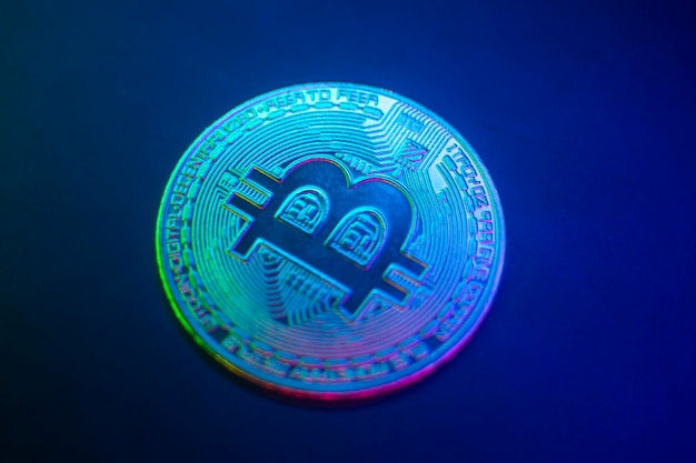 Криптовалюта синяя монета с символом биткойн на изолированных на черном фоне Биткойн монета на черном фоне Биткойн криптовалюта Cryptocurrency Coin Concept один золотой ценный левый низ