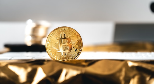 Crypto-munten op het bureau, conceptueel beeld voor crypto-valuta