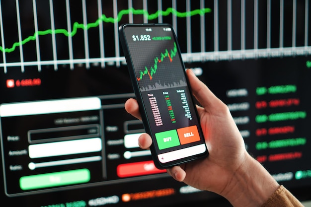 휴대폰 금융 앱을 사용하여 주식 시장 투자 매도 주식을 사는 암호화 거래 중개인