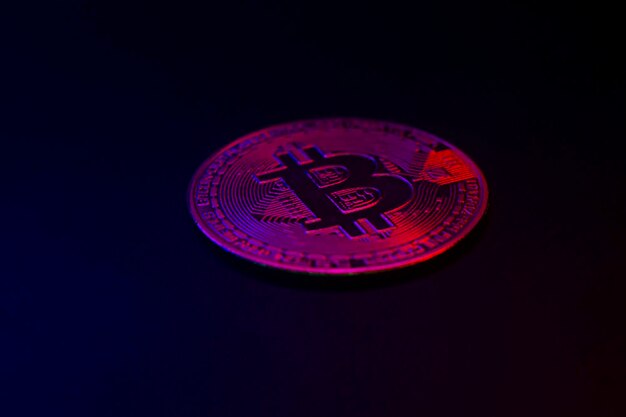 Crypto valuta gouden munt met bitcoin symbool op geïsoleerde op zwarte achtergrond Bitcoin Coin op zwarte achtergrond Bitcoin cryptocurrency Cryptocurrency Coin Concept enkele gouden waardevolle linkeronderkant