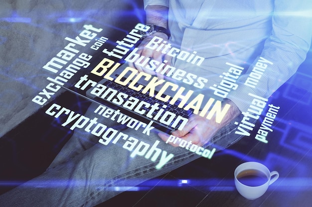 Crypto-valutathemahologram met zakenman die op computer op achtergrond werkt Concept van blockchain Dubbele blootstelling