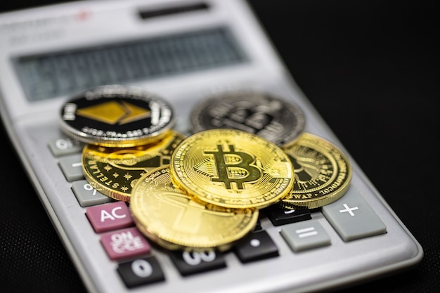 Foto bitcoin di criptovaluta la moneta futura, nuovo denaro virtuale. il tasso di crescita della moneta d'oro è la valuta importante per pagare tutto nel futuro mondiale globale.