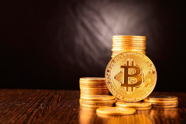 Cryptocurrency 개념 Bitcoin Crypto 통화 Gold Bitcoin BTC 비트 코인 검은 배경에 고립 된 Bitcoin 동전의 매크로 샷 Blockchain 기술 bitcoin 마이닝 개념