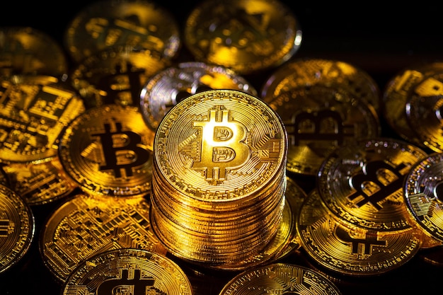 Cryptocurrency concept Bitcoin op donkere achtergrond